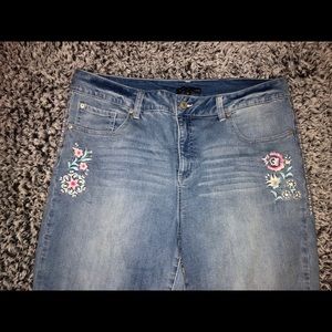 Signature Studio Jean Capris. Size: Women’s 16